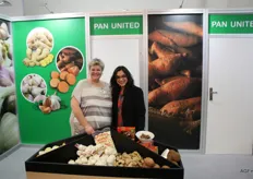 Astrid Walbeek en haar collega Binsari van Pan United